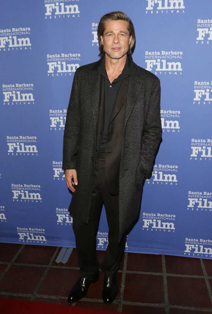 Za rolę Cliffa Bootha w filmie Quentina Tarantino Brad Pitt otrzymał statuetkę Brytyjskiej Akademii Filmowej. Niestety nie mógł pojawić się na gali osobiście. W jego imieniu nagrodę odebrała więc aktorka Margot Robbie, która również wystąpiła w filmie "Pewnego razu... w Hollywood". Margot Robbie odczytała przemówienie aktora, które, jak przystało na Brada Pitta, było utrzymane w humorystycznym tonie. Nie wszystkim było jednak do śmiechu. "Nazwę tę statuetkę Harry, ponieważ nie mogę się już doczekać, kiedy przywiozę ją do Stanów" – napisał nawiązując tym samym do wycofania się księcia Harry’ego i Meghan Markle z życia rodziny królewskiej. Jak wiadomo, ich życie będzie od teraz toczyło się pomiędzy Wielką Brytanię, a Kanadą. Od czasu do czasu maja również pojawiać się w Los Angeles, które jest rodzinnym miastem księżnej żony księcia Harry'ego. Żart z Megxitu byłby zabawny, gdyby nie to, że na miejscu byli, również obecni książę William i księżna Kate. Nie wyglądali co prawda na urażonych komentarzem aktora, ale nie wiadomo, czy nie robili po prostu "dobrej miny do złej gry". Za rolę Cliffa Bootha w filmie Quentina Tarantino Brad Pitt otrzymał statuetkę Brytyjskiej Akademii Filmowej. Niestety nie mógł pojawić się na gali osobiście. W jego imieniu nagrodę odebrała więc aktorka Margot Robbie, która również wystąpiła w filmie "Pewnego razu... w Hollywood". Margot Robbie odczytała przemówienie aktora, które, jak przystało na Brada Pitta, było utrzymane w humorystycznym tonie. Nie wszystkim było jednak do śmiechu. "Nazwę tę statuetkę Harry, ponieważ nie mogę się już doczekać, kiedy przywiozę ją do Stanów" – napisał nawiązując tym samym do wycofania się księcia Harry’ego i Meghan Markle z życia rodziny królewskiej. Jak wiadomo, ich życie będzie od teraz toczyło się pomiędzy Wielką Brytanię, a Kanadą. Od czasu do czasu maja również pojawiać się w Los Angeles, które jest rodzinnym miastem księżnej żony księcia Harry'ego. Żart z Megxitu byłby zabawny, gdyby nie to, że na miejscu byli, również obecni książę William i księżna Kate. Nie wyglądali co prawda na urażonych komentarzem aktora, ale nie wiadomo, czy nie robili po prostu "dobrej miny do złej gry".