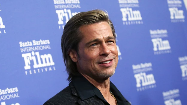 Brad Pitt to jeden z najbardziej cenionych współczesnych aktorów. W ostatnim czasie sporo się o nim mówi i to nie tylko za sprawą filmów, w których zagrał. 

Wszyscy zastanawiają się, czy on i Jennifer Aniston wrócili do siebie. W mediach wciąż pojawiają się nowe plotki na ich temat, a na tegorocznej gali SAG Awards, fotoreporterzy uchwycili ich nawet na wspólnej fotografii. 

Brad Pitt jest również znany ze swojego poczucia humoru. Potwierdzeniem tego może być chociażby ostatnia gala Złotych Globów, na której artysta powiedział aktorowi Leonardo DiCaprio, że on wpuściłby go na tratwę. Odniósł się tym samym oczywiście do pamiętnej sceny z "Titanica". 

To było zabawne. Okazuje się jednak, że nawet Brad Pitt miewa gorsze dni, a nie wszystkie jego żarty zawsze wszystkich bawią. 