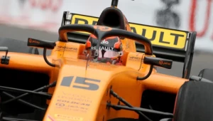 Jack Aitken tu w bolidzie renault podczas wyścigu w Formule 2 na torze w Monako