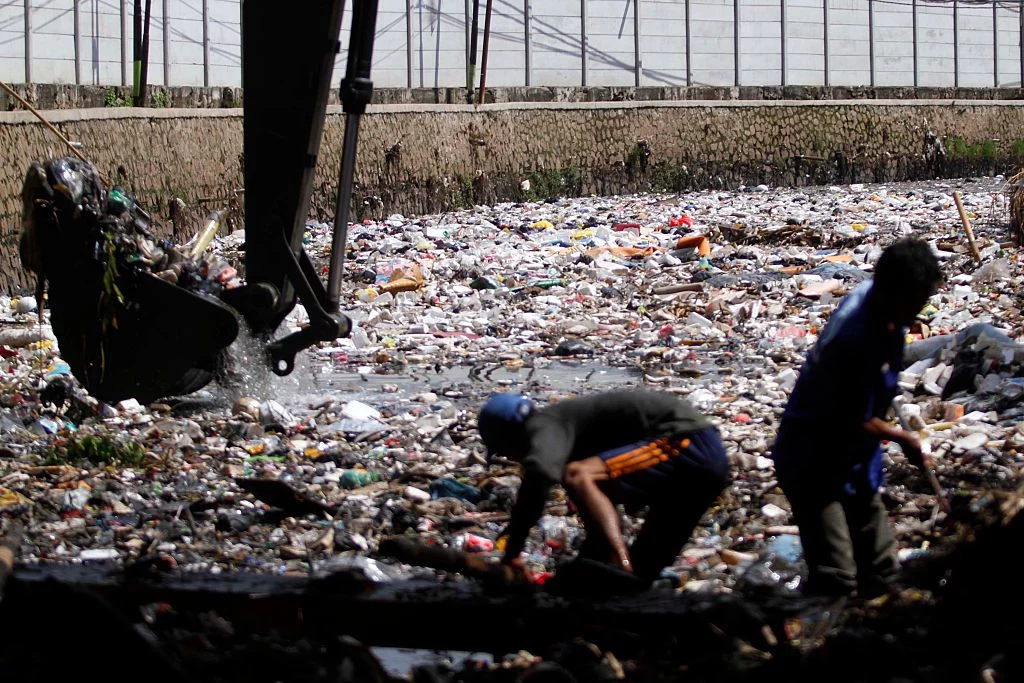 Rzeka Citarum – Indonezja Ujście owej rzeki znajduje się w zachodniej części Jawy, a cała długość akwenu wynosi aż 274 kilometry! W jej dorzeczu mieszka blisko pięć milionów ludzi, którzy eksploatują dwa tysiące zakładów przemysłowych. Połączenie tak ogromnej liczby mieszańców i niskiej świadomości ekologicznej przyczyniły się do zanieczyszczenia rzeki Citarum, która traktowana jest jak pływające wysypisko śmieci. Indonezyjczycy wyrzucają śmieci i odpady pochodzące z fabryk wprost do wody. W listopadzie 2011 roku wprowadzono plan rewitalizacji samej rzeki, jak i jej okolicy, jednak cały proces ma potrwać 15 lat. Rzeka Citarum – Indonezja Ujście owej rzeki znajduje się w zachodniej części Jawy, a cała długość akwenu wynosi aż 274 kilometry! W jej dorzeczu mieszka blisko pięć milionów ludzi, którzy eksploatują dwa tysiące zakładów przemysłowych. Połączenie tak ogromnej liczby mieszańców i niskiej świadomości ekologicznej przyczyniły się do zanieczyszczenia rzeki Citarum, która traktowana jest jak pływające wysypisko śmieci. Indonezyjczycy wyrzucają śmieci i odpady pochodzące z fabryk wprost do wody. W listopadzie 2011 roku wprowadzono plan rewitalizacji samej rzeki, jak i jej okolicy, jednak cały proces ma potrwać 15 lat.
