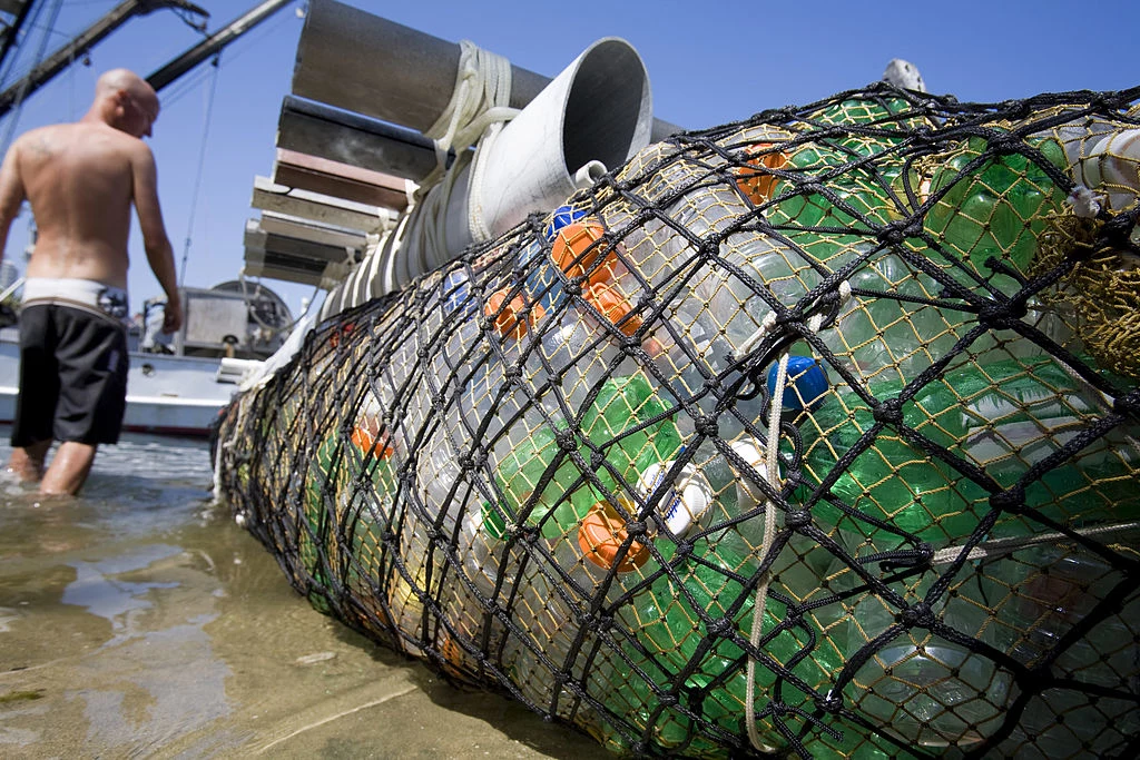 Wielka Pacyficzna Plama Śmieci Wielka Pacyficzna Plama Śmieci to duże dryfujące skupisko śmieci i plastikowych odpadów utworzone przez prądy oceaniczne w północnej części Oceanu Spokojnego między Kalifornią a Hawajami. Plamę Śmieci odkrył w 1997 roku Charles Moore, jednak dopiero niedawno postanowiono rozprawić się z problemem. Zadania podjęli się twórcy nowego systemu oczyszczania wody o nazwie The Ocean Cleanup. Wielka Pacyficzna Plama Śmieci Wielka Pacyficzna Plama Śmieci to duże dryfujące skupisko śmieci i plastikowych odpadów utworzone przez prądy oceaniczne w północnej części Oceanu Spokojnego między Kalifornią a Hawajami. Plamę Śmieci odkrył w 1997 roku Charles Moore, jednak dopiero niedawno postanowiono rozprawić się z problemem. Zadania podjęli się twórcy nowego systemu oczyszczania wody o nazwie The Ocean Cleanup.