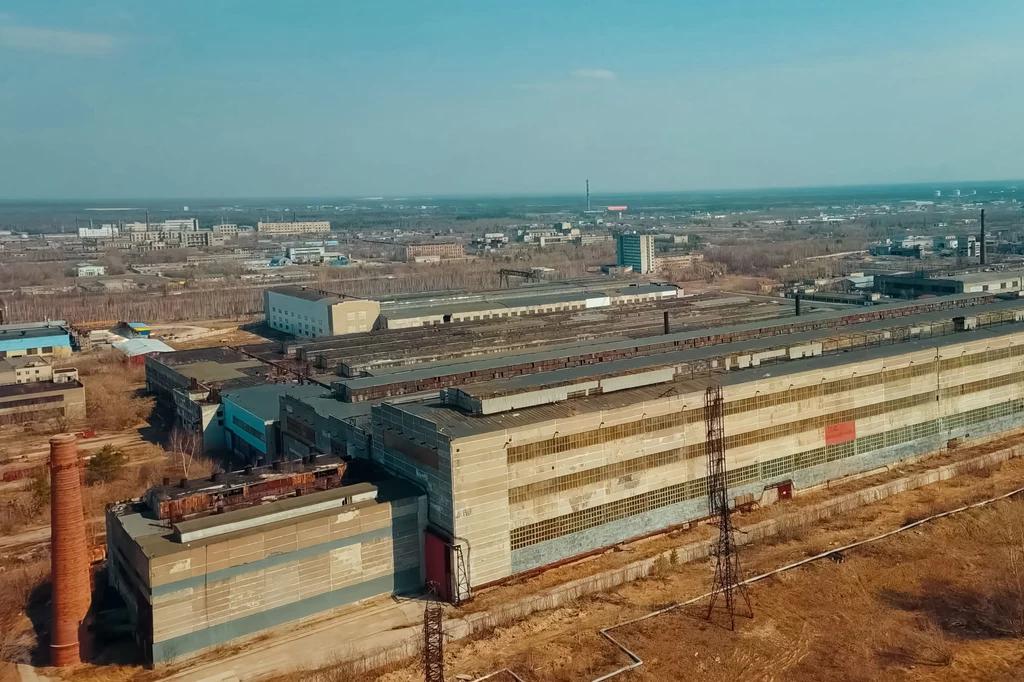 Dzierżyńsk – Rosja Dzierżysk znajduje się w europejskiej części Rosji, w obwodzie nowogrodzkim. Mieszkańcy tego miasta żyją głównie z przemysłu chemicznego, maszynowego, budowlanego i spożywczego. Według badań przeprowadzonych w 2005 roku Dzierżysk jest najbardziej zanieczyszczonym miejscem na świecie, głównie przez toksyny pochodzące z procesów przemysłowych oraz tych organicznych. Średnia długość życia dla kobiet wynosi 45 lat, natomiast dla mężczyzn tylko 42 lata. Władze miasta twierdzą, że pracują nad poprawą jakości życia mieszkańców, jednak według lokalnej ludności są to działania pozorne i bardzo prowizoryczne. Dzierżyńsk – Rosja Dzierżysk znajduje się w europejskiej części Rosji, w obwodzie nowogrodzkim. Mieszkańcy tego miasta żyją głównie z przemysłu chemicznego, maszynowego, budowlanego i spożywczego. Według badań przeprowadzonych w 2005 roku Dzierżysk jest najbardziej zanieczyszczonym miejscem na świecie, głównie przez toksyny pochodzące z procesów przemysłowych oraz tych organicznych. Średnia długość życia dla kobiet wynosi 45 lat, natomiast dla mężczyzn tylko 42 lata. Władze miasta twierdzą, że pracują nad poprawą jakości życia mieszkańców, jednak według lokalnej ludności są to działania pozorne i bardzo prowizoryczne.