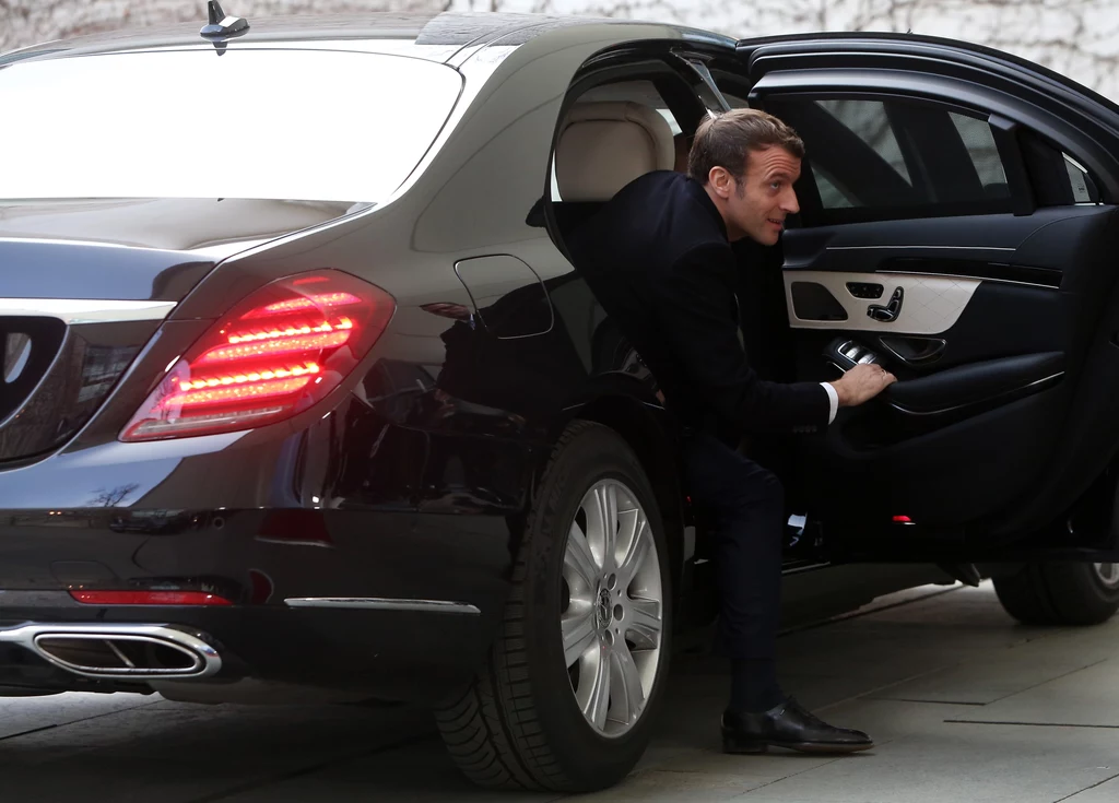Podczas wizyty w Niemczech Macron nie miał problemu z jazdą niemieckim Mercedesem klasy S Podczas wizyty w Niemczech Macron nie miał problemu z jazdą niemieckim Mercedesem klasy S