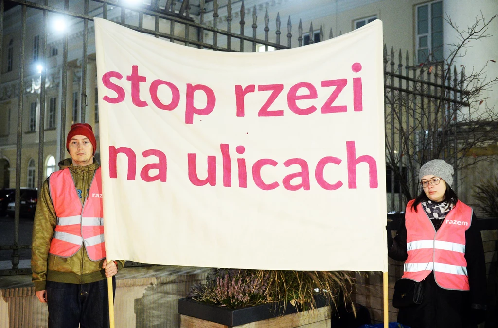 Pikieta pod hasłem "Piesi chcą żyć" po wypadku na Sokratesa w Warszawie. Okazuje się, że nie ma żadnej rzezi, a piesi mogą żyć, jeśli zachowają odrobinę uwagi