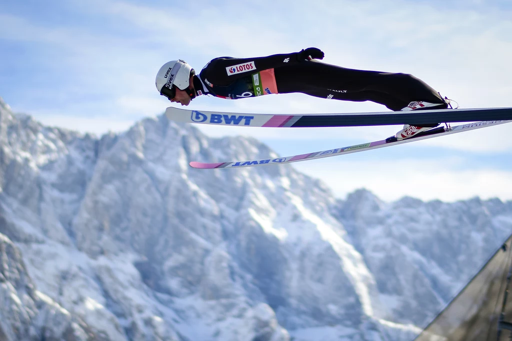Wówczas wyłonieni kibice z trybun mogli zmierzyć się w legendarnej rozgrywce Deluxe Ski Jump 2. Wówczas wyłonieni kibice z trybun mogli zmierzyć się w legendarnej rozgrywce Deluxe Ski Jump 2.