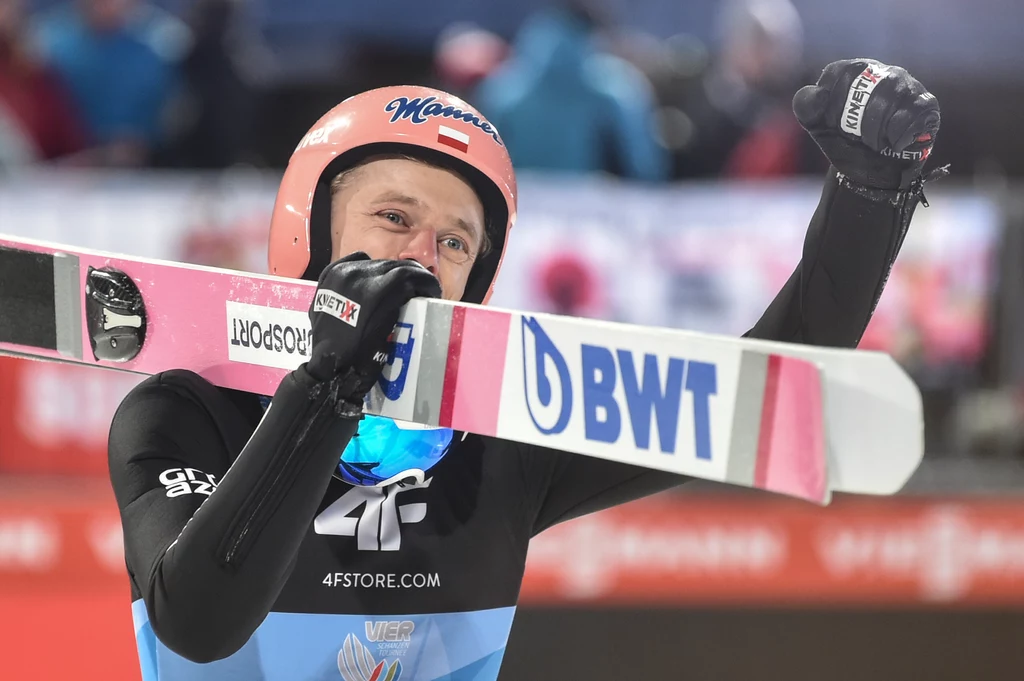 „Skokomania” trwa na dobre, ale nie tylko w Polsce. Skoki narciarskie są w Polsce jednym z najpopularniejszych sportów. Popularności naturalnie ulegają piłce nożnej, lecz są gdzieś na pułapie siatkówki. „Skokomania” trwa na dobre, ale nie tylko w Polsce. Skoki narciarskie są w Polsce jednym z najpopularniejszych sportów. Popularności naturalnie ulegają piłce nożnej, lecz są gdzieś na pułapie siatkówki.