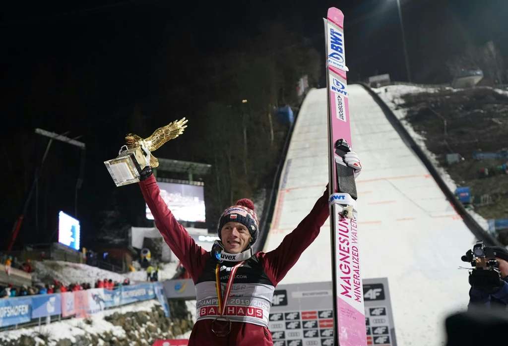 Wirtualnych skoków od dawna brak. W przeszłości oczywiście takie próby. Fińskie studio Mediamond było twórcą słynnej serii gier Deluxe Ski Jump, która do dziś jest uznawana za jedną z ciekawszych gier traktujących o skokach narciarskich w całej historii. Wirtualnych skoków od dawna brak. W przeszłości oczywiście takie próby. Fińskie studio Mediamond było twórcą słynnej serii gier Deluxe Ski Jump, która do dziś jest uznawana za jedną z ciekawszych gier traktujących o skokach narciarskich w całej historii.