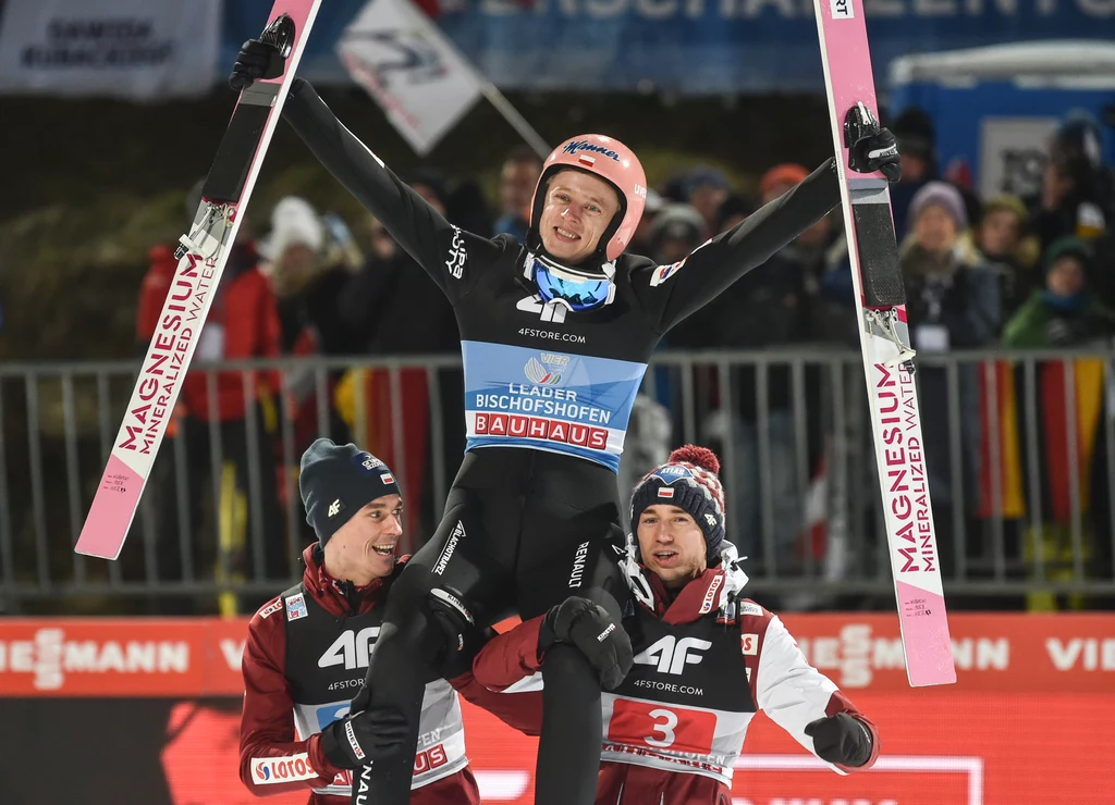 Zainteresowanie skokami kwitnie także w Niemczech, Norwegii, Austrii, Słowenii, Czechach, na Słowacji, Rosji, a nawet w dalekiej Japonii W ostatnich latach popularność spadła w Finlandii, czego przyczyną jest bardzo słaba forma tamtejszych skoczków. Zainteresowanie skokami kwitnie także w Niemczech, Norwegii, Austrii, Słowenii, Czechach, na Słowacji, Rosji, a nawet w dalekiej Japonii W ostatnich latach popularność spadła w Finlandii, czego przyczyną jest bardzo słaba forma tamtejszych skoczków.
