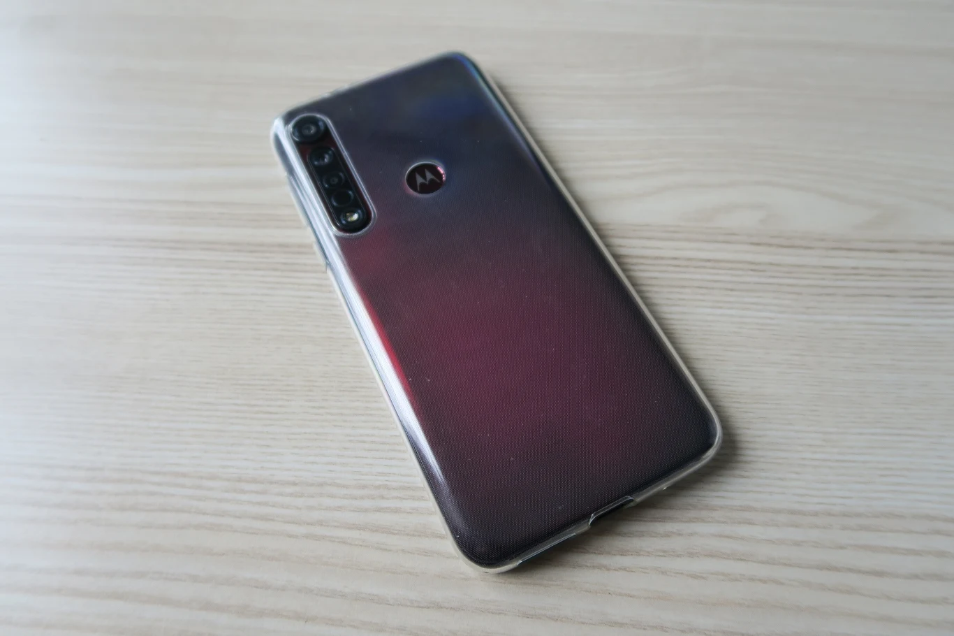 W zestawie znajdziemy także silikonowy case, który chroni telefon przed zabrudzeniem oraz porysowaniem. 