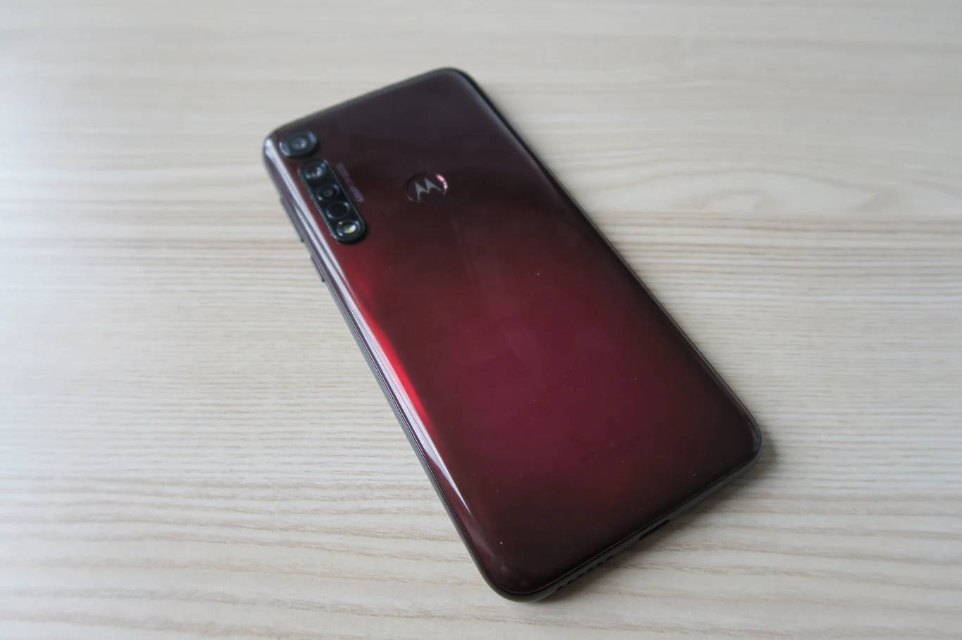 Największą zaletą opisywanego modelu jest jego bateria. Ta posiada pojemność 4000 mAh co zapewnia od 2 do nawet 3 dni pracy bez ładowania telefonu. Oczywiście o ile przestrzegamy zasad ograniczających przesadne zużycie. Dzięki ładowaniu 15 W i szybkiej ładowarce, telefon doładujemy do 100 proc. w niespełna godzinę. 
