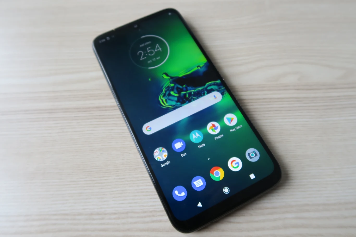 Motorola nie zawodzi także pod katem ekranu. Urządzenie posiada 6,3-calowy wyświetlacz obsługujący rozdzielczość Full HD+ (2280 x 1080 piksel). Został on wykonany w technologii IPS TFT. Na uwagę zasługuje dobre zagęszczenie pikseli równe 400 ppi.