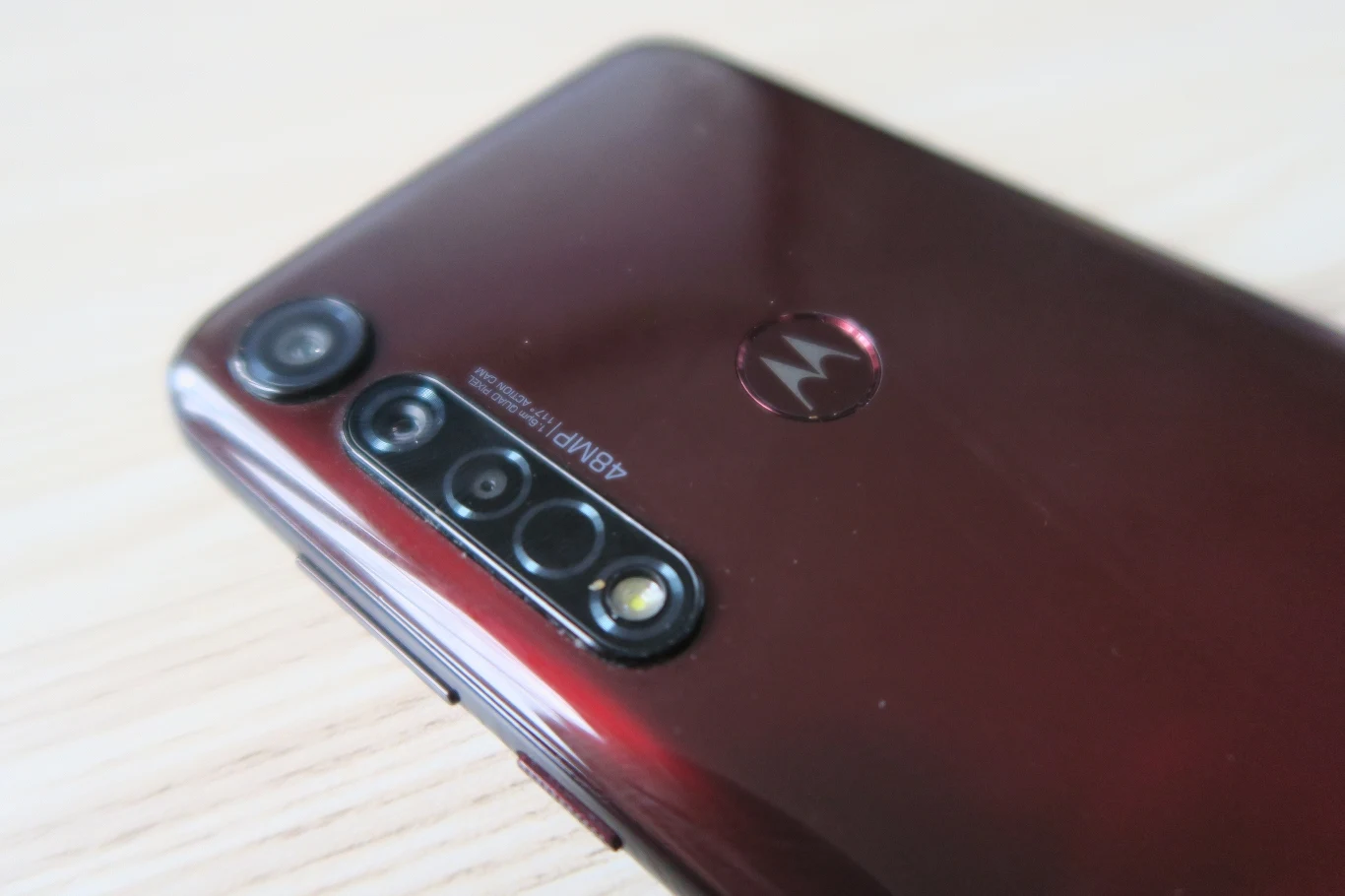 Telefon został wyposażony w aparaty z technologią Quad Pixel. Główny obiektyw to szerokokątna kamera wideo 117 wykorzystująca udoskonaloną stabilizację. Poniżej znajdziemy 48 MP kamerę główną Quad Pixel z trybem nocnych zdjęć (Night Vision). Następnie 5 MP sensor głębi oraz laserowy autofocus.