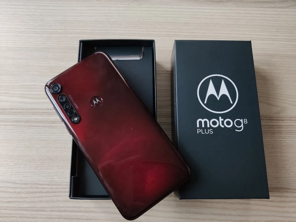 Na plus wyróżnia się także dźwięk z telefonu. Dzięki głośnikom stereo, urządzenie gra czysto oraz wyraźnie, a do tego dysponuje wysoką skalą dźwięku. Pod tym kątem wyprzedza ono nawet smartfony z wyższej półki.