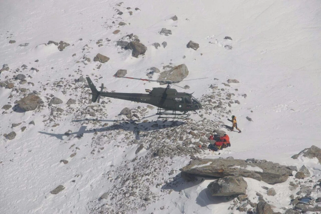 Akcja ratunkowa na Nanga Parbat. Poszukiwania Tomka trwały jeszcze po ocaleniu Revol