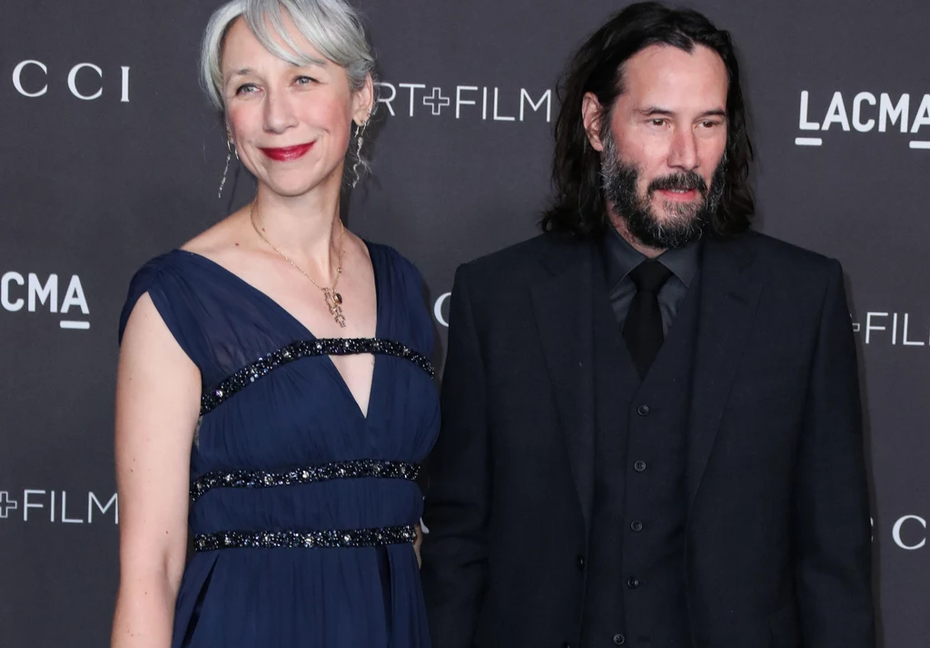 Kiedy Alexandra Grant pojawiła się u boku Keanu Reevesa na gali LACMA Art + Film, w sieci zawrzało. Media rozpisywały się przede wszystkim o… siwych włosach 46-letniej artystki. Ukochana aktora jest od niego o 9 lat młodsza i po prostu nie zamierza odmładzać się na siłę. Naszym zdaniem daje wspaniały przykład innym kobietom. Kiedy Alexandra Grant pojawiła się u boku Keanu Reevesa na gali LACMA Art + Film, w sieci zawrzało. Media rozpisywały się przede wszystkim o… siwych włosach 46-letniej artystki. Ukochana aktora jest od niego o 9 lat młodsza i po prostu nie zamierza odmładzać się na siłę. Naszym zdaniem daje wspaniały przykład innym kobietom.