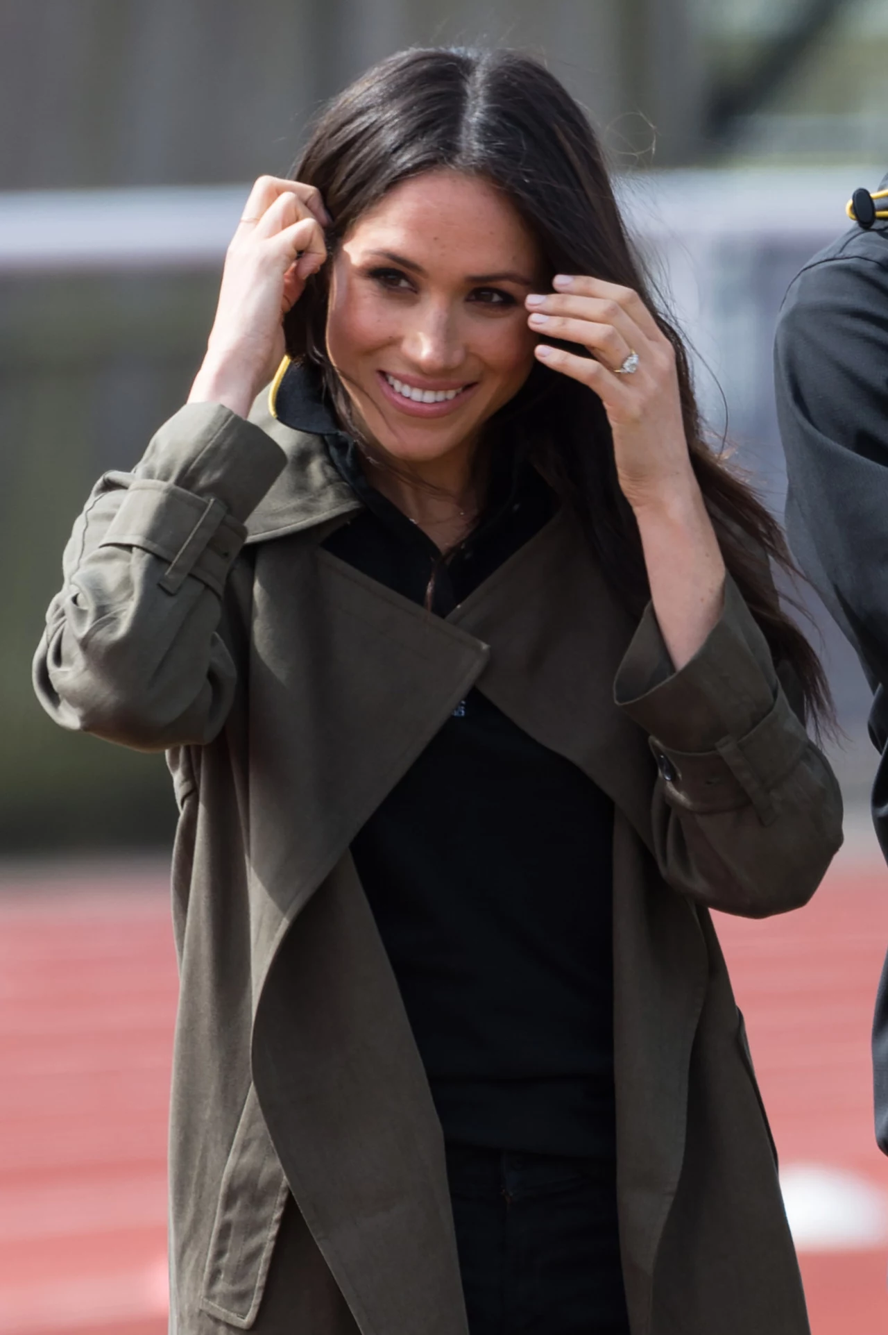 Podobne podejście do sprawy ma, rok starsza od Kate, Meghan Markle. Żona księcia Harry’ego również ma zdrowy stosunek do siwych włosów. Na wielu jej zdjęciach widać pojedyncze, jasne pasma. Markle stroni też od mocnego makijażu i wspiera proekologiczne działania, więc prawdopodobnie jest to świadomy wybór. Podobne podejście do sprawy ma, rok starsza od Kate, Meghan Markle. Żona księcia Harry’ego również ma zdrowy stosunek do siwych włosów. Na wielu jej zdjęciach widać pojedyncze, jasne pasma. Markle stroni też od mocnego makijażu i wspiera proekologiczne działania, więc prawdopodobnie jest to świadomy wybór.