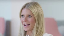 Gwyneth Paltrow jest nazywana „mistrzynią zdrowego stylu życia” i od dawna żyje na przekór hołubionym w Hollywood zasadom. 47-letnia aktorka prawie w ogóle się nie maluje i korzysta z dobrodziejstw medycyny naturalnej. Nic dziwnego, że nie sięga także po farbę do włosów.