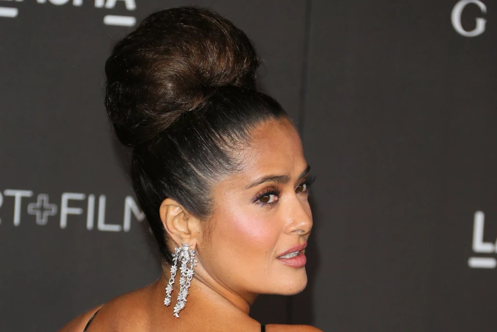 Fanką naturalnego piękna jest również Salma Hayek. 53-letnia aktorka zdradziła, że nie lubi eksperymentować z wyglądem, a włosom pozwala po prostu rosnąć. Siwe pasma w ogóle jej nie przeszkadzają i nie ma potrzeby ich zakrywać. Fanką naturalnego piękna jest również Salma Hayek. 53-letnia aktorka zdradziła, że nie lubi eksperymentować z wyglądem, a włosom pozwala po prostu rosnąć. Siwe pasma w ogóle jej nie przeszkadzają i nie ma potrzeby ich zakrywać.