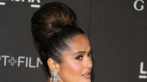 Fanką naturalnego piękna jest również Salma Hayek. 53-letnia aktorka zdradziła, że nie lubi eksperymentować z wyglądem, a włosom pozwala po prostu rosnąć. Siwe pasma w ogóle jej nie przeszkadzają i nie ma potrzeby ich zakrywać. 