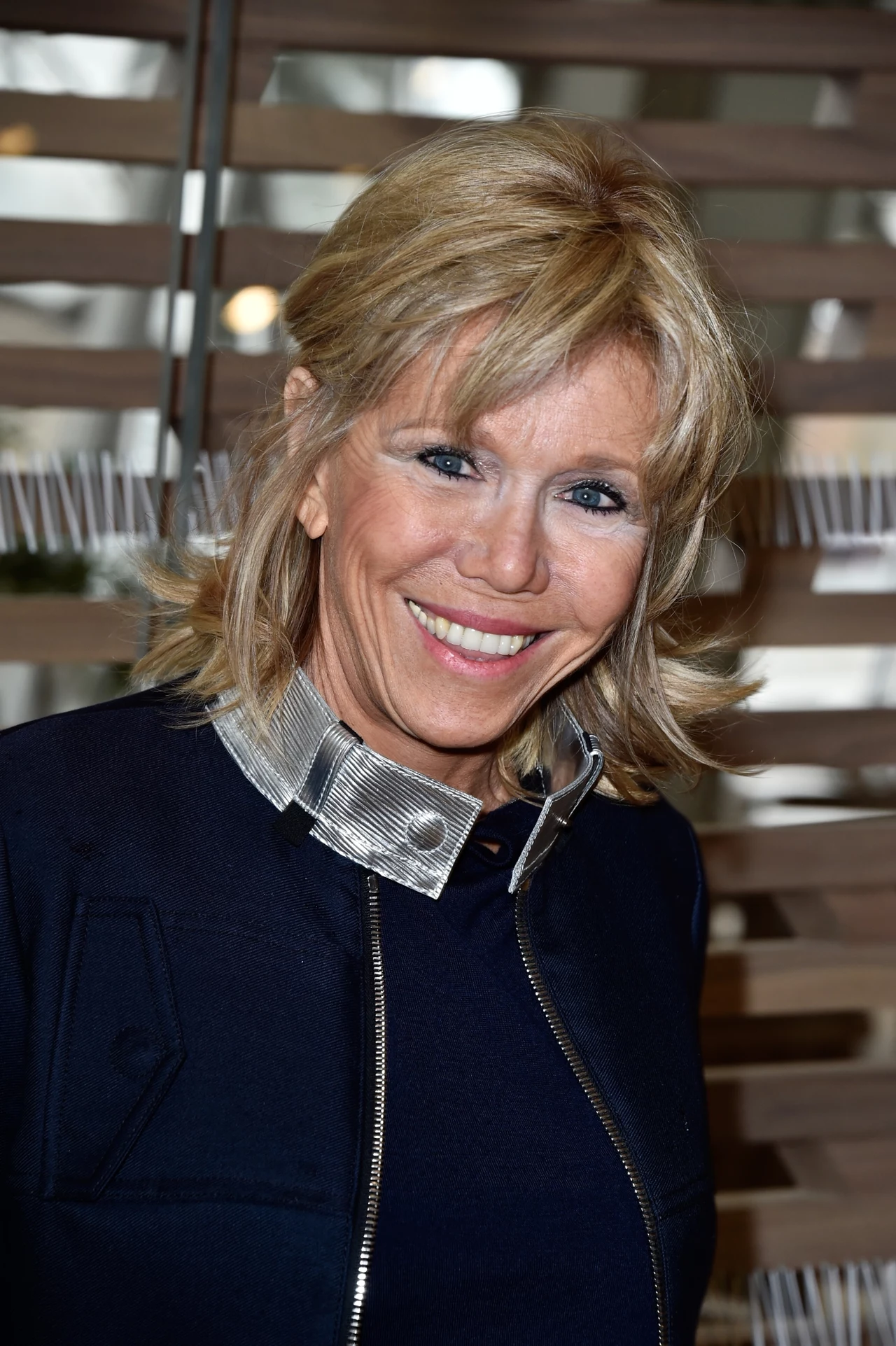 Brigitte Trogneux była wówczas (starszą o dwadzieścia cztery lata) nauczycielką języka francuskiego i łaciny. Romans pod dachem jezuickiej szkoły w Amines odbił się szerokim echem. Brigitte Trogneux była wówczas (starszą o dwadzieścia cztery lata) nauczycielką języka francuskiego i łaciny. Romans pod dachem jezuickiej szkoły w Amines odbił się szerokim echem.
