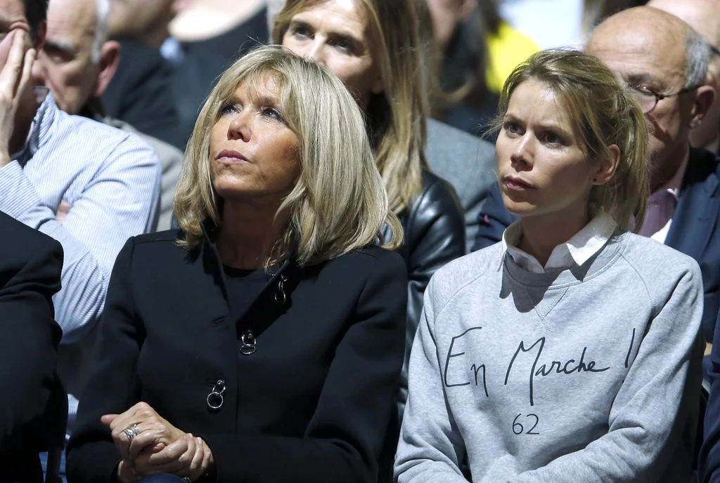 Tiphaine Auzière na co dzień unika blasku fleszy. Jednak od czasu do czasu można ją spotkać na oficjalnych przyjęciach w Pałacu Elizejskim. Wówczas ze swoim mężem Antoinem Choteau skupia na sobie uwagę fotoreporterów. Tiphaine Auzière na co dzień unika blasku fleszy. Jednak od czasu do czasu można ją spotkać na oficjalnych przyjęciach w Pałacu Elizejskim. Wówczas ze swoim mężem Antoinem Choteau skupia na sobie uwagę fotoreporterów.