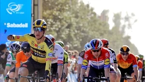 Dylan Groenewegen (z uniesioną ręką)