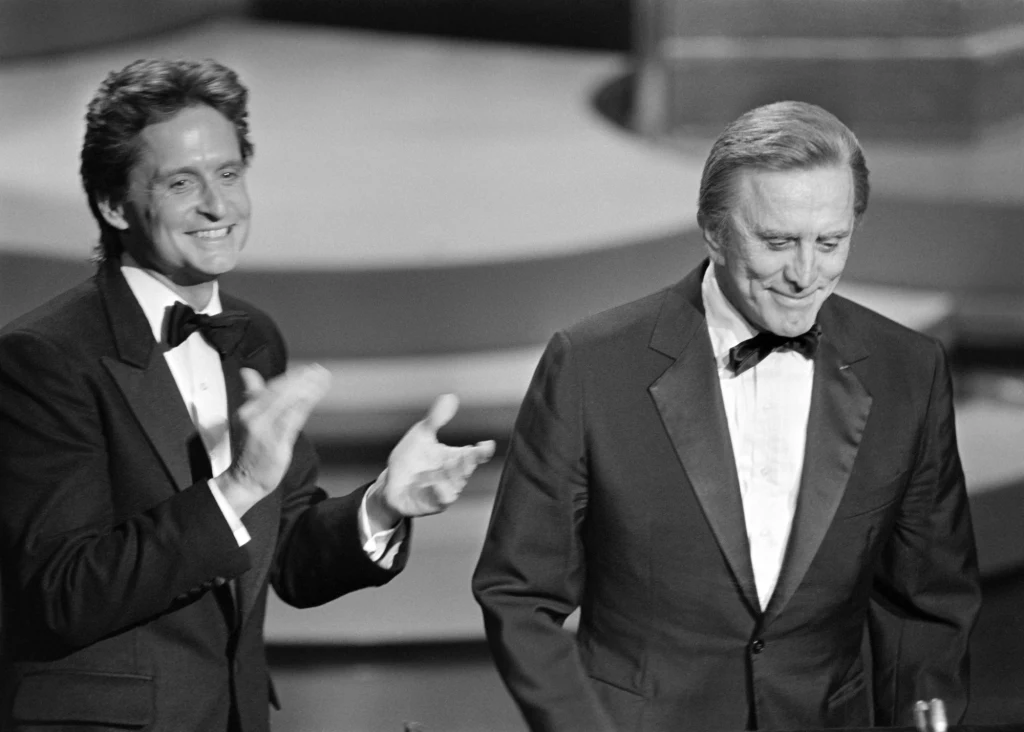 Kirk Douglas ze swoim synem Michaelem, zdjęcie z 1985 roku