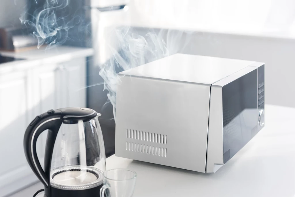 Podłączony do gniazdka sprzęt AGD, jak czajnik elektryczny, ekspres do kawy czy toster mogą stać się przyczyną pożaru w mieszkaniu. Niektóre urządzenia, szczególnie te tańsze kupione na bazarze (nie spełniają wymogów bezpieczeństwa), mogą ulec przegrzaniu, spięciu elektrycznemu. Najlepiej jest wszystkie urządzenia podłączać do listwy, którą wyłączymy na noc lub gdy wychodzimy z domu. Źródło: Życie na gorąco Podłączony do gniazdka sprzęt AGD, jak czajnik elektryczny, ekspres do kawy czy toster mogą stać się przyczyną pożaru w mieszkaniu. Niektóre urządzenia, szczególnie te tańsze kupione na bazarze (nie spełniają wymogów bezpieczeństwa), mogą ulec przegrzaniu, spięciu elektrycznemu. Najlepiej jest wszystkie urządzenia podłączać do listwy, którą wyłączymy na noc lub gdy wychodzimy z domu. Źródło: Życie na gorąco