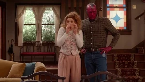 Elizabeth Olsen i Paul Bettany w scenie z serialu "WandaVision"