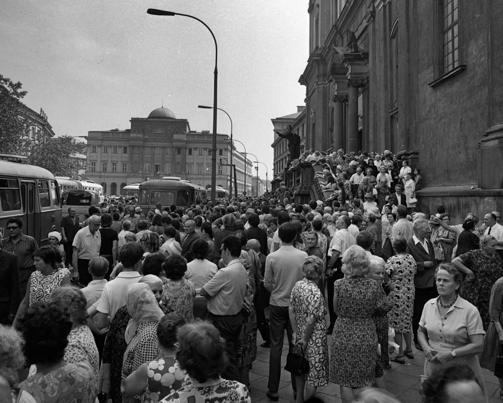 Tłumy przed kościołem św. Krzyża na Krakowskim Przedmieściu podczas pogrzebu Mieczysławy Ćwiklińskiej