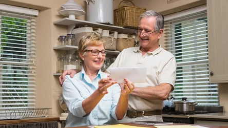 Ponad 1060 zł do emerytury. Pieniądze już trafiają na konta emerytów