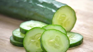 Pokrój ogórka i natrzyj dłonie. Drogie kremy szybko pójdą w odstawkę