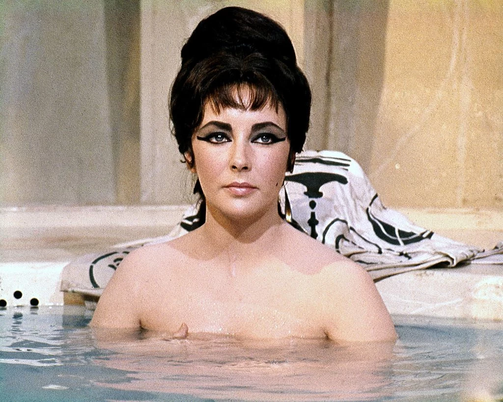 Elizabeth Taylor jest prawdziwą rozwodową rekordzistką. Gwiazda filmowa miała aż siedmiu mężów! Pierwszym wybrankiem gwiazdy był Conrad Hilton, za którego wyszła w 1950 roku. Ich małżeństwo przetrwało rok, ale aktorka długo nie była sama. W rok po rozwodzie poślubiła pisarza Michaela Wildinga, jednak kiedy para rozstała się w 1957 roku, niemal od razu wyszła za producenta Michaela Todda. Jej kolejnym wybrankiem był popularny piosenkarz Eddie Fisher. Elizabeth Taylor wyszła też za Richarda Burtona i Johna Warnera, a jej ostatnim małżonkiem był Larry Fortensky. 