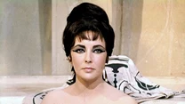 Elizabeth Taylor jest prawdziwą rozwodową rekordzistką. Gwiazda filmowa miała aż siedmiu mężów! 

Pierwszym wybrankiem gwiazdy był Conrad Hilton, za którego wyszła w 1950 roku. Ich małżeństwo przetrwało rok, ale aktorka długo nie była sama. 

W rok po rozwodzie poślubiła pisarza Michaela Wildinga, jednak kiedy para rozstała się w 1957 roku, niemal od razu wyszła za producenta Michaela Todda. 

Jej kolejnym wybrankiem był popularny piosenkarz Eddie Fisher. Elizabeth Taylor wyszła też za Richarda Burtona i Johna Warnera, a jej ostatnim małżonkiem był Larry Fortensky.
