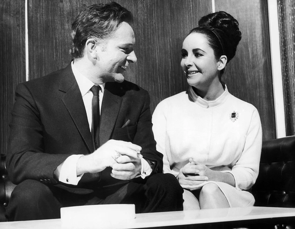 Najciekawszym związkiem Elizabeth Taylor był chyba ten z Richardem Burtonem. Można chyba powiedzieć, że w jakimś sensie byli oni od siebie uzależnieni. Kiedy spotkali się na planie "Kleopatry", od razu wpadli sobie w oko. Aktor był kompletnie pijany, a koleżanka z branży pomogła mu przytrzymać filiżankę kawy. Ich romans był fascynujący, ale równocześnie wywołał skandal. Kiedy się poznali, oboje mieli już małżonków. Richard Burton uwielbiał robić Elizabeth Taylor drogie prezenty. Pobrali się dwukrotnie: w 1964 i 1975 roku. Podobno wiadomość o śmierci aktora całkowicie załamała jego byłą żonę, która miała przyznać po latach, że był on jej jedyną prawdziwą miłością. 