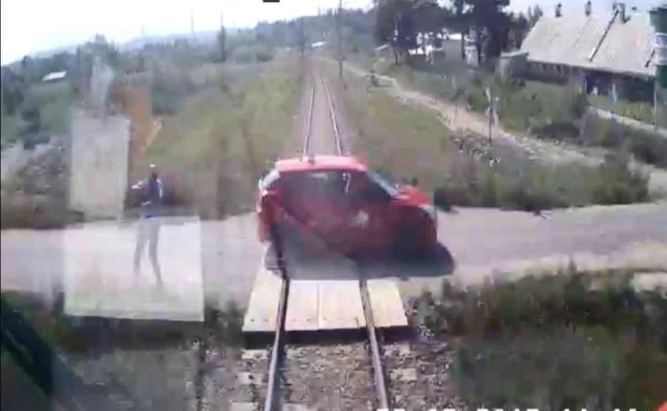 Zapis z kamery w pociągu. Egzaminator koło samochodu Zapis z kamery w pociągu. Egzaminator koło samochodu