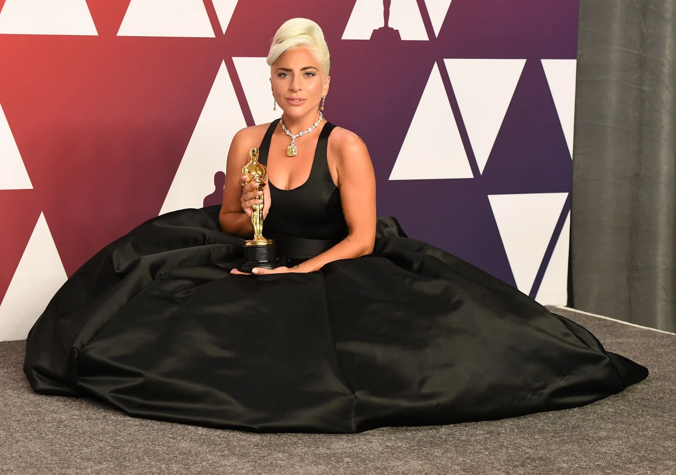 Wrażenie wrobiła wówczas także Lady Gaga, która postawiła na klasyczny hollywoodzki glamour. Piosenkarka pozowała na czerwonym dywanie w czarnej sukni o rzeźbiarskim fasonie od Alexandra McQueena. Stylizację nawiązującą do ikonicznej kreacji Audrey Hepburn z filmu "Śniadanie u Tiffany'ego" dopełniły długie czarne rękawiczki i diamentowy naszyjnik - oczywiście od Tiffany'ego.


O tym, kto zachwyci podczas tegorocznej oscarowej gali, przekonamy się już wkrótce. Ceremonia wręczenia Nagród Akademii Filmowej odbędzie się w nocy z 25 na 25 kwietnia polskiego czasu. Relacja na żywo w Interii!