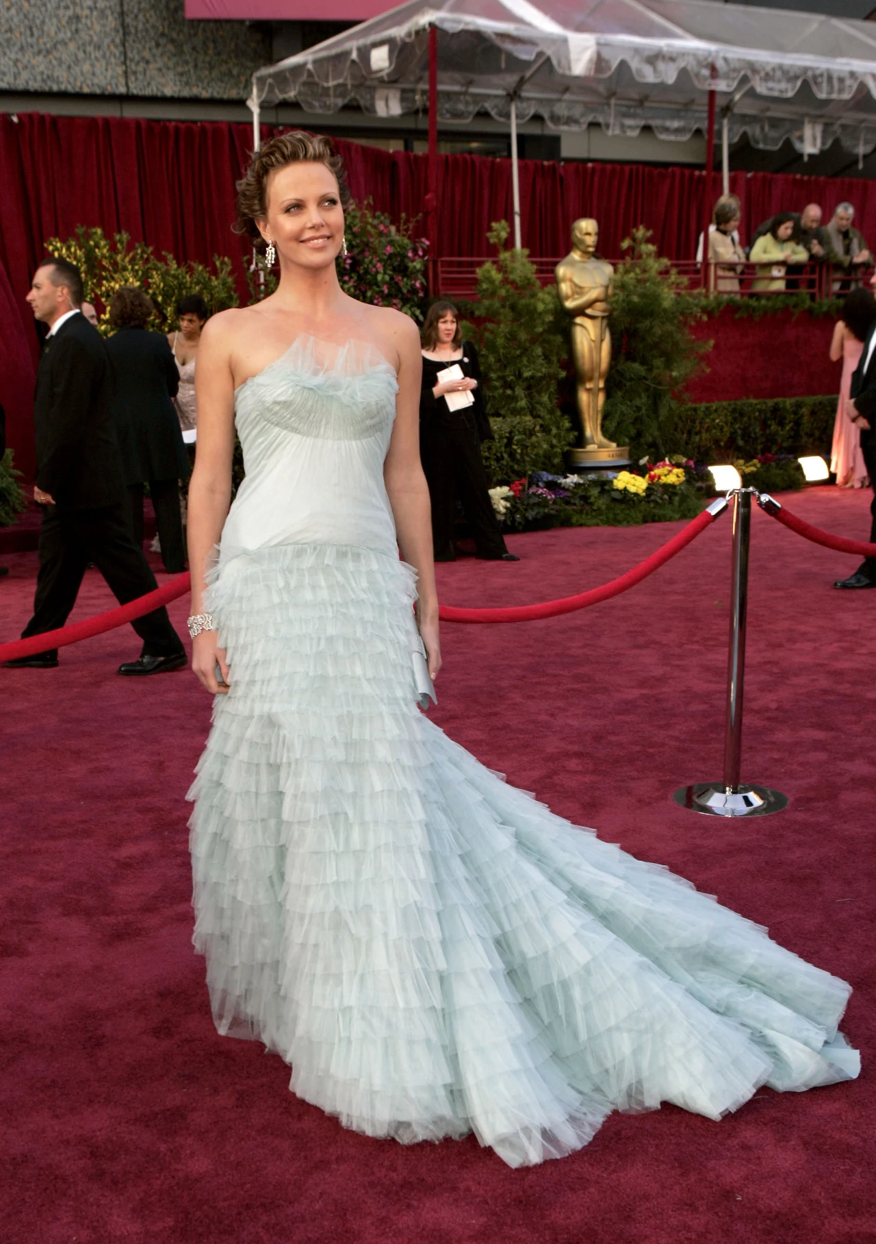 ... aż po eteryczną, jasnoniebieską sukienkę z warstwowym dołem projektu Johna Galliano, w której Charlize Theron zachwyciła trzy lata później - pierwsza dekada XXI wieku upłynęła pod znakiem luksusowych, efektownych strojów.
(PAP Life)