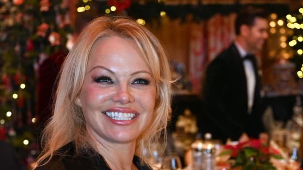 Pamela Anderson to kanadyjska aktorka, która stała się powszechnie znana po wcieleniu się w rolę seksownej ratowniczki Casey Jean „C. J.” Parker w "Słonecznym patrolu". 

Zanim Pamela Anderson zaczęła przesadzać z poprawianiem sobie urody, była naprawdę atrakcyjną kobietą. Nic więc dziwnego, że miała ogromne powodzenie wśród mężczyzn.  

Aktorka miała do tej pory aż pięciu mężów. Jej ostatnie małżeństwo trwało zaledwie dwanaście dni. 