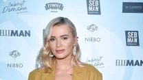 Julia Kuczyńska znana też jako "Maffashion" do musztardowego zestawu dobrała czarny top. 

Polska blogerka modowa postawiła na klasyczną stylizację, którą urozmaiciły perłowe kolczyki. 

Choć Julia Kuczyńska ma świetną figurę, to w takim stroju na pewno dobrze wyglądałyby również panie o pełniejszych kształtach. Luźna marynarka ukryłaby uwypuklony brzuszek, a ciekawy top podkreśliłby pełniejszy biust. 

