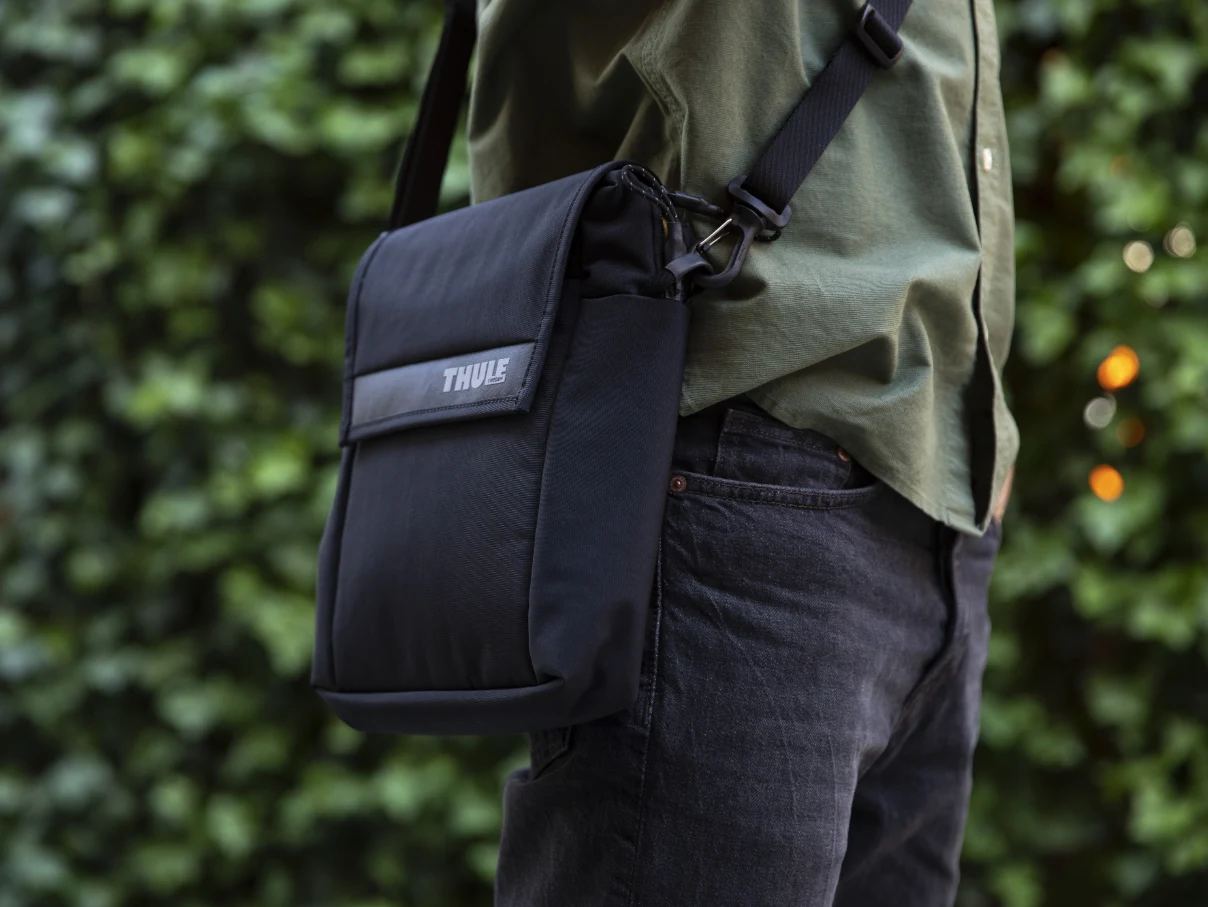 Serię produktów Thule Paramount uzupełniają również akcesoria – w ofercie firmy dostępna jest torba/zasobnik na ładowarki, okablowanie i inne akcesoria: Thule Paramount Cord Pouch (dostępna w dwóch wersjach: Small oraz Medium.