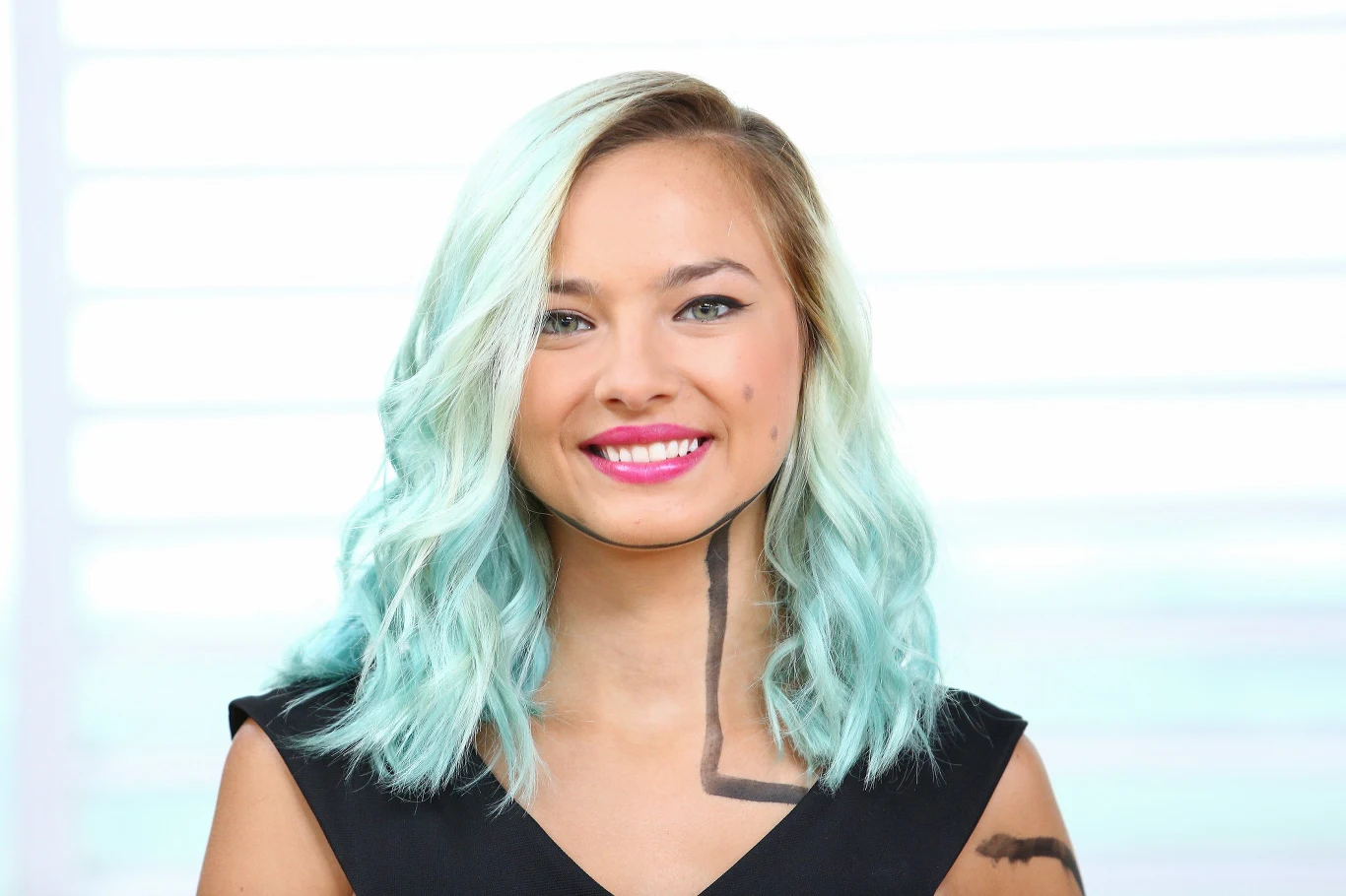 Natalię Nykiel szersza publiczność poznała w "The Voice of Poland". Zanim jednak tam trafiła, działała m.in. w rockowej grupie Ahmada oraz występowała na lokalnych scenach w Mrągowie. - Śpiewałam w CKiT poezję i poruszałam się wtedy w klimatach Piotra Roguckiego sprzed Comy, byłam nim zafascynowana - opowiadała podczas rozmowy z Interią. 