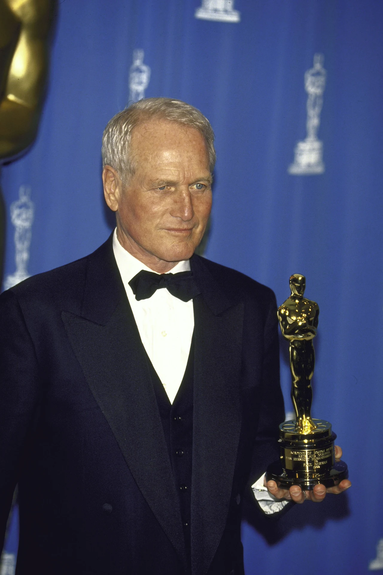 W 1987 roku Paul Newman otrzymał Oscara dla najlepszego aktora pierwszoplanowego za rolę w filmie "Kolor pieniędzy". Nagrodę odebrał, ale nie okazywał entuzjazmu. "To jak ściganie pięknej kobiety przez 80 lat. Gdy ona w końcu ustępuje, ty mówisz: 'Bardzo mi przykro, jestem zmęczony'" - przyznał w rozmowie z AP. Przed otrzymaniem Oscara, Newman był nominowany do tej nagrody sześciokrotnie.
(PAP Life)