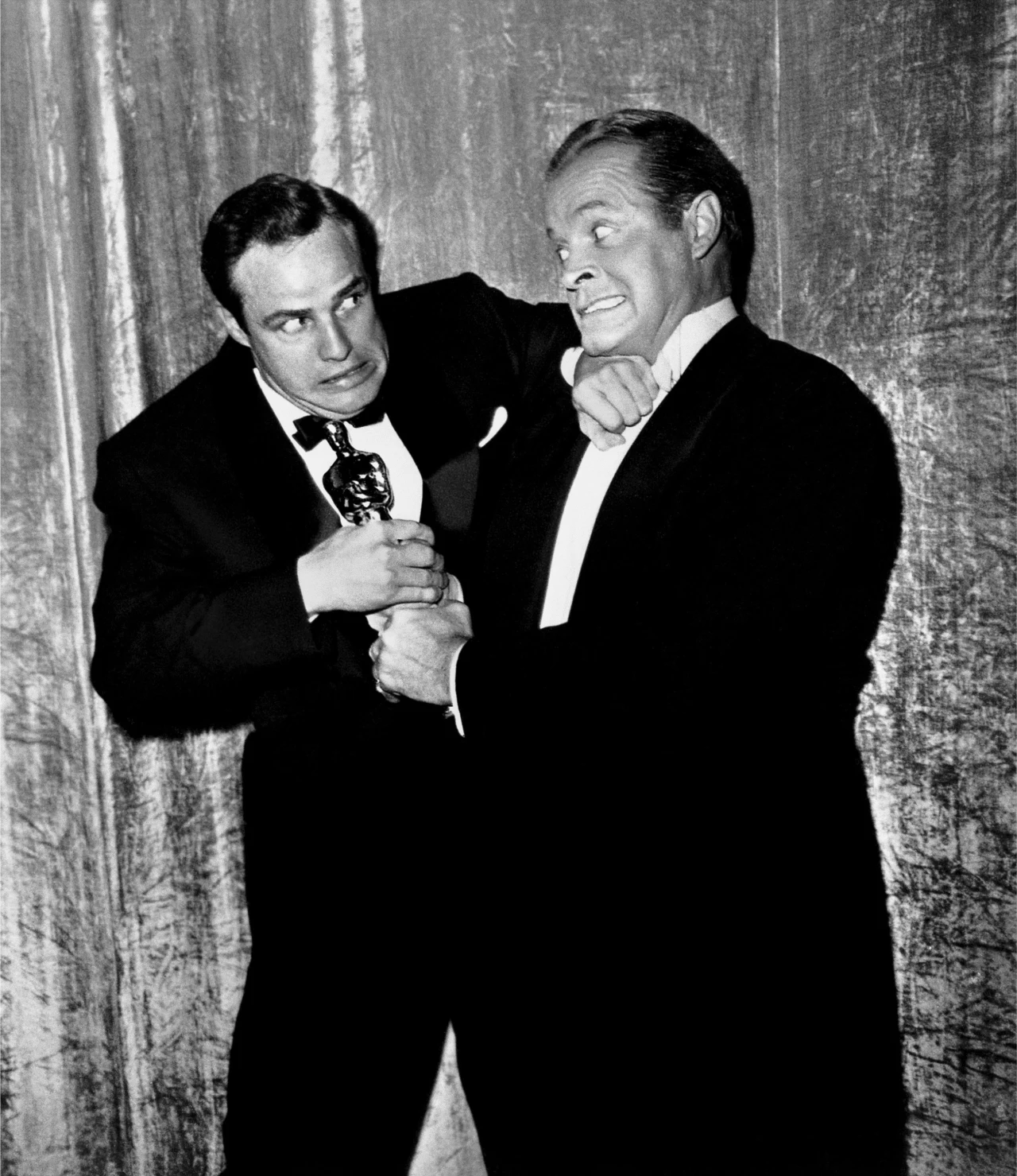 Co ciekawe, swojego pierwszego Oscara Marlon Brando odebrał. Otrzymał go w 1955 roku za główną rolę w filmie "Na nabrzeżach" Elii Kazana. Wcielił się tam w chłopaka, który był nadzieją amerykańskiego boksu, a dziś pracuje jako doker u szefa miejscowego gangu. Jego bohater żyje w poczuciu winy, przyczynił się bowiem do śmierci robotnika, który postanowił zdemaskować szefa gangu. Dodatkowo zakochuje się w siostrze zmarłego, a gdy członkowie gangu mordują jego brata, postanawia wypowiedzieć im wojnę. 
(PAP Life)