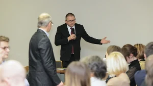 Prezes SR Maciej Nawacki podczas zebrania sędziów Sądu Rejonowego w Olsztynie