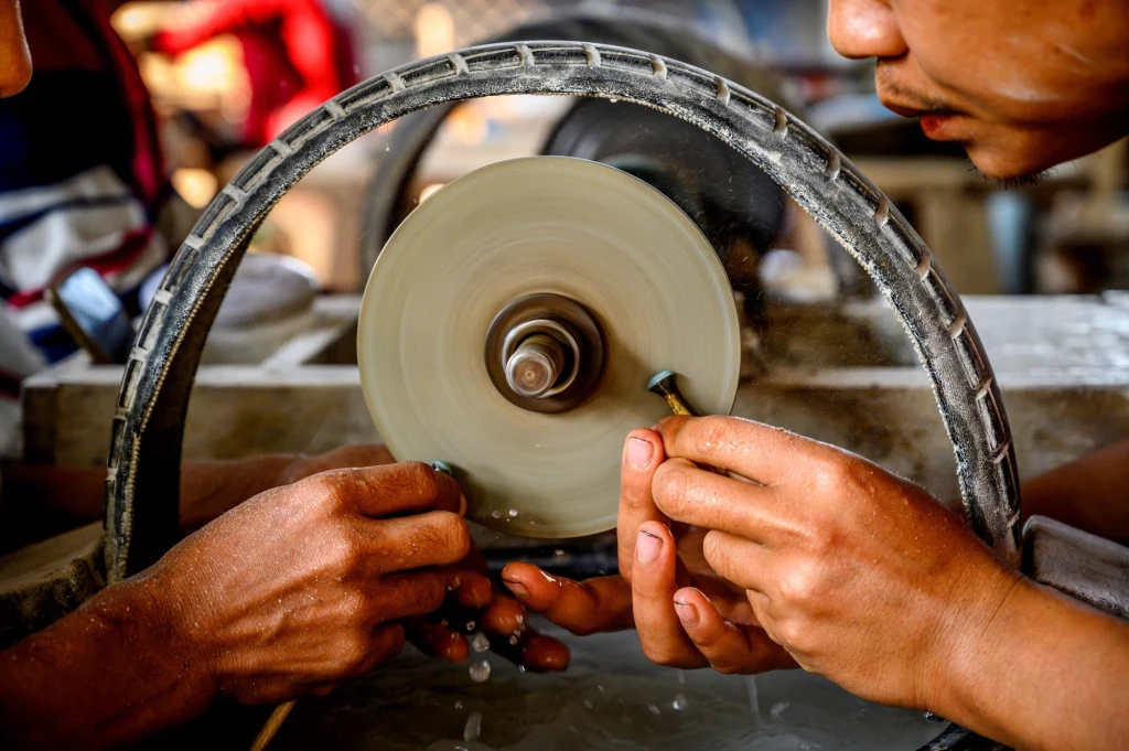 W jubilerstwie jadeit jest szczególnie poszukiwany, a jego niektóre egzemplarze "imperial jade"5, są porównywalne z dobrymi jakościami szmaragdów. W jubilerstwie jadeit jest szczególnie poszukiwany, a jego niektóre egzemplarze "imperial jade"5, są porównywalne z dobrymi jakościami szmaragdów.