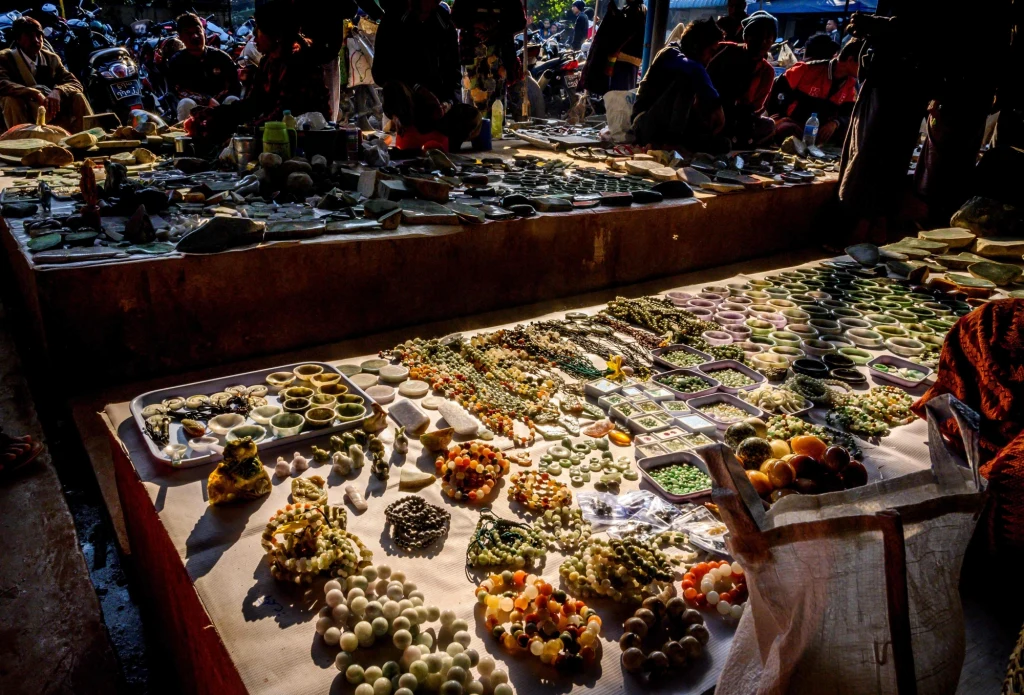 Zdaniem analityków, nie każdy jadeit jest jednak tak drogi. Cena zależy od czystości koloru i jego przejrzystości. Kamienie klasy A (półprzezroczyste) są najbardziej poszukiwanymi przez specjalistów. Zdaniem analityków, nie każdy jadeit jest jednak tak drogi. Cena zależy od czystości koloru i jego przejrzystości. Kamienie klasy A (półprzezroczyste) są najbardziej poszukiwanymi przez specjalistów.