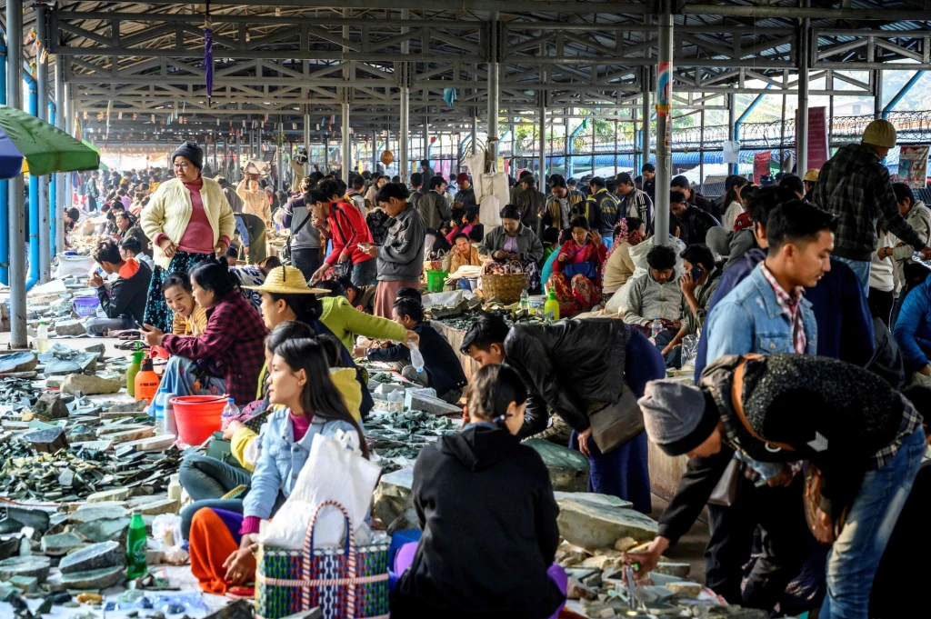 Handel jadeitem przynoszą gigantyczne pieniądze, w samym tylko 2014 r. Birma wyeksportowała kamienie na sumę ponad 12 mld dolarów. Wcześniej, duży procent zysków z handlu wykorzystywała birmańska junta wojskowa, która rządziła krajem od 1962 do 2011 r. Według raportu organizacji Global Witness, w 2014 roku 31 mld dolarów pochodzących z nieopodatkowanego wydobycia oraz przemytu jadeitu do Chin, zasiliło konta generałów i właścicieli powiązanych z armią firm. Handel jadeitem przynoszą gigantyczne pieniądze, w samym tylko 2014 r. Birma wyeksportowała kamienie na sumę ponad 12 mld dolarów. Wcześniej, duży procent zysków z handlu wykorzystywała birmańska junta wojskowa, która rządziła krajem od 1962 do 2011 r. Według raportu organizacji Global Witness, w 2014 roku 31 mld dolarów pochodzących z nieopodatkowanego wydobycia oraz przemytu jadeitu do Chin, zasiliło konta generałów i właścicieli powiązanych z armią firm.