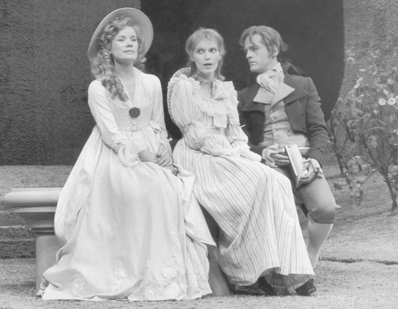 W 1971 roku Mia Farrow została pierwszą amerykańską aktorką w historii, która dołączyła do zespołu prestiżowej Royal Shakespeare Company. Jej pierwszą rolą na  scenie Royal Albert Hal była kreacja Joanny D'Arc w sztuce "Jeanne d'Arc au bûcher". 

Aktorka zaczęła też występować w europejskich produkcjach filmowych. Mogliśmy ją oglądać m.in. w brytyjskim thrillerze Richarda Fleischera "Nie widząc zła" (1971) oraz francuskiej czarnej komedii "Dr. Popaul" (1972), gdzie partnerowała Jeanowi-Paulowi Belmondo.