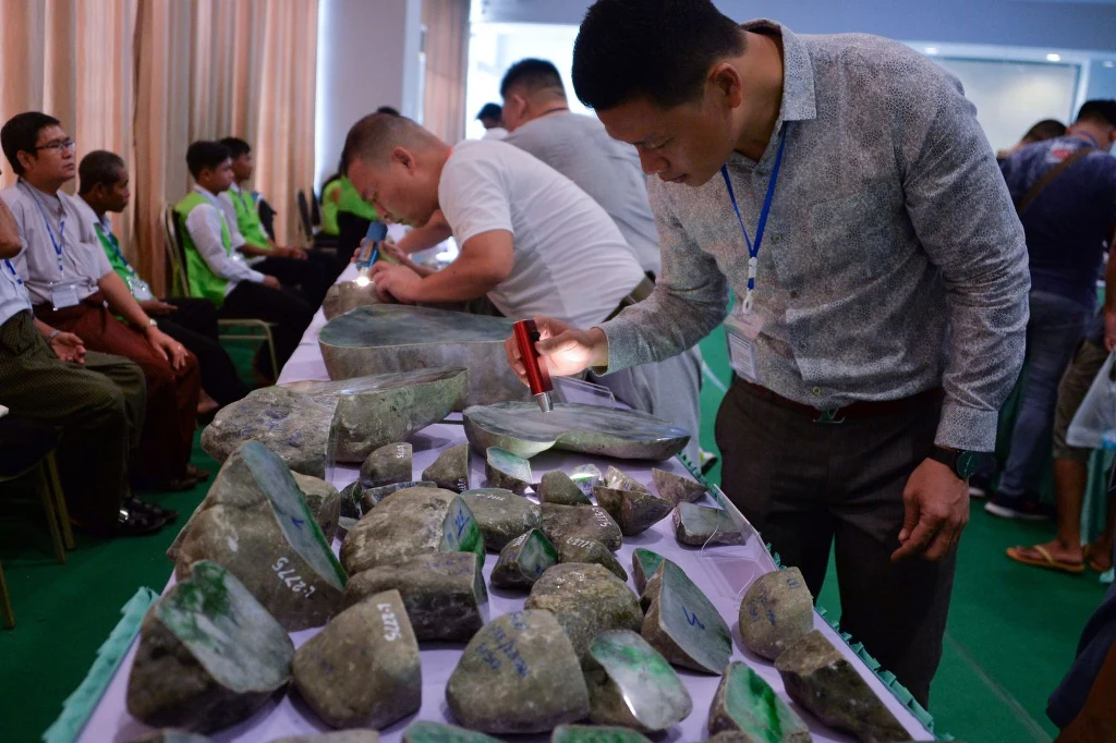 Największe okazy jadeitu wydobyto w Kaczin pod Himalajami. To tam w 2000 r. znaleziono rekordowy kamień, o długości 21 m, szerokości 4,8 m i wadze 3 ton. Największe okazy jadeitu wydobyto w Kaczin pod Himalajami. To tam w 2000 r. znaleziono rekordowy kamień, o długości 21 m, szerokości 4,8 m i wadze 3 ton.